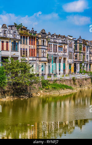 Del KAIPING, Cina - 25 ottobre: Vista di Chikan antica città riverside edifici, una storica meta di viaggio su ottobre 25, 2018 in del Kaiping Foto Stock