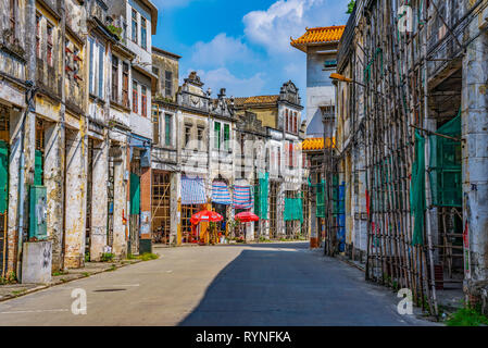 Del KAIPING, Cina - 25 ottobre: vista di una strada con vecchi edifici storici Chikan antica città il 25 ottobre 2018 in del Kaiping Foto Stock