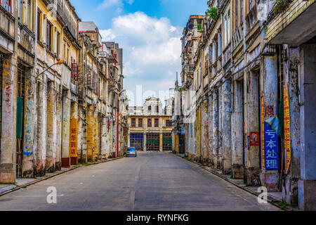 Del KAIPING, Cina - 25 ottobre: vista di una strada con vecchi edifici storici Chikan antica città il 25 ottobre 2018 in del Kaiping Foto Stock