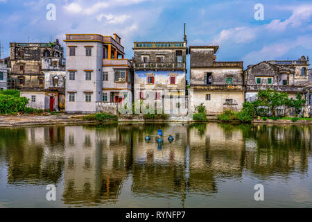 Del KAIPING, Cina - 25 ottobre: Vista della vecchia tradizionali case di campagna su un lago vicino alla antica Dialou villaggi su ottobre 25. 2018 in del Kaiping Foto Stock