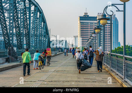GUANGZHOU, Cina - 26 ottobre: Vista del ponte Jiefang e alto edificio edifici della città su un nebbioso giorno lungo il Fiume Pearl su ottobre 26, 2018 in gua Foto Stock