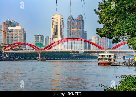 GUANGZHOU, Cina - 26 ottobre: Vista del ponte Jiefang, un famoso ponte lungo il Fiume Pearl su ottobre 26, 2018 in Guangzhou Foto Stock