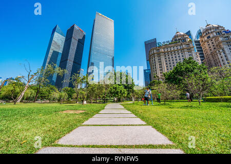 GUANGZHOU, Cina - 27 ottobre: Vista del quartiere finanziario del centro cittadino di edifici della città dal parco di Zhujiang su ottobre 27, 2018 in Guangzhou Foto Stock