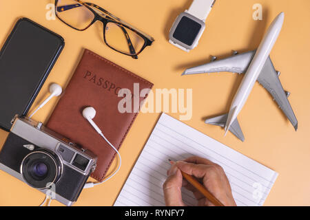 Hipster travel blogger scrittore flatlay accessori con la scrittura a mano Foto Stock