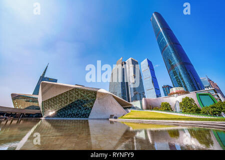 GUANGZHOU, Cina - 27 ottobre: Vista del Guangzhou Opera House e il centro città di edifici in Zhujiang distretto finanziario il 27 ottobre 2018 in Foto Stock