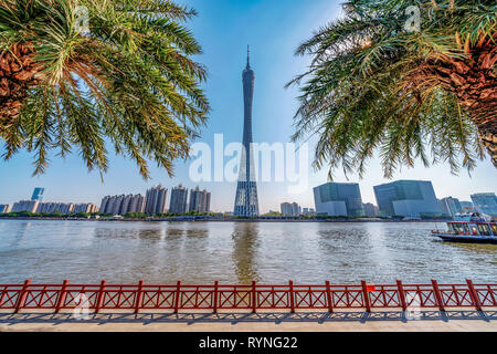 GUANGZHOU, Cina - 27 ottobre: vista sulla famosa Torre di Canton grattacielo costruito lungo il Fiume Pearl su ottobre 27, 2018 in Guangzhou Foto Stock