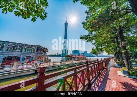 GUANGZHOU, Cina - 27 ottobre: Scenic Riverside park con una vista sulla famosa torre del Cantone, un edificio storico nel centro della città il 27 ottobre 2 Foto Stock