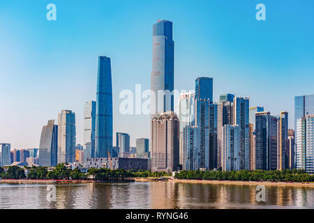 GUANGZHOU, Cina - 27 ottobre: skyline della città di Zhujiang città nuovo distretto finanziario nel centro della città lungo il Fiume Pearl su 27 Ottobre 2018 Foto Stock