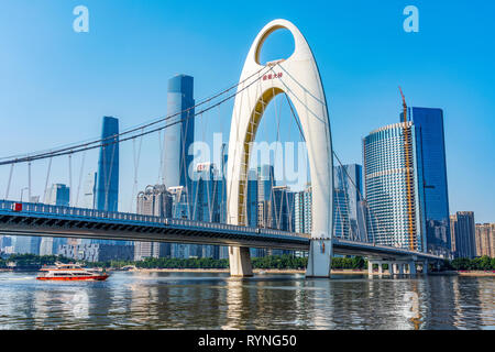 GUANGZHOU, Cina - 27 ottobre: vista del famoso Ponte Liede e centro città edifici lungo il Fiume Pearl su ottobre 27, 2018 in Guangzhou Foto Stock