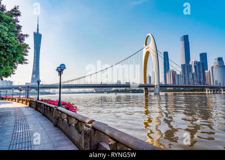 GUANGZHOU, Cina - 27 ottobre: Vista del cantone di torre e il famoso ponte Liede nell'area del centro cittadino lungo il Fiume Pearl su ottobre 27, 2018 in Foto Stock