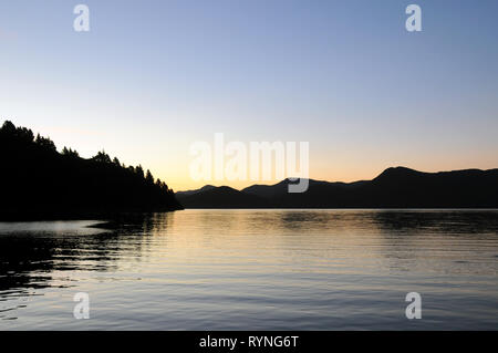 Luce della Sera a Double Bay Cove nel Marlborough Sounds della Nuova Zelanda. Il Cove è spento di Queen Charlotte Sound, il principale canale di spedizione. Foto Stock