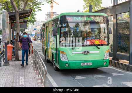 La città di Ho Chi Minh, Vietnam - Gennaio 8, 2019: un pubblico autobus alla fermata in Ham Nghi Street. Foto Stock