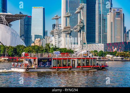 GUANGZHOU, Cina - 27 ottobre: centro città zona fronte mare di Zhujiang città nuovo quartiere finanziario nel mese di ottobre 27, 2018 in Guangzhou Foto Stock