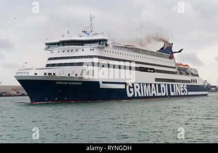 Cruise Ferry Ausonia delle linee Grimaldi Compagnia entrando nel porto di Barcellona. Foto Stock