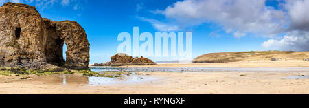 Panoramica della spiaggia di sabbia dorata a Perranporth Cornwall Inghilterra UK Europa Foto Stock