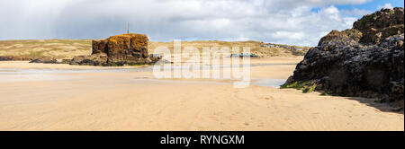 Panoramica della spiaggia di sabbia dorata a Perranporth Cornwall Inghilterra UK Europa Foto Stock