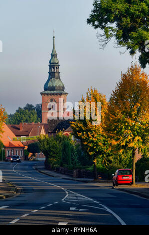 Bad Bodenteich: Strada principale, chiesa di San Petri sullo sfondo, Lüneburg Heath, distretto di Uelzen, bassa Sassonia, Germania Foto Stock