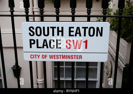 Sud luogo Eaton strada segno, Belgravia, Londra, Inghilterra, nella City of Westminster distretto. Una delle aree più ricche del mondo. Foto Stock