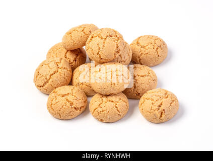 Amaretti tradizionali biscotti italiani isolato su bianco Foto Stock