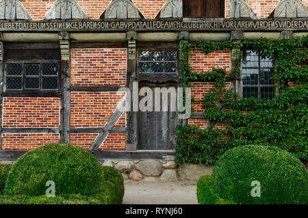 Hösseringen Museum Village (parte di Suderburg) a Lüneburg Heath: Ingresso di Brümmerhof (casa colonica del 17 ° secolo), bassa Sassonia, Germania Foto Stock