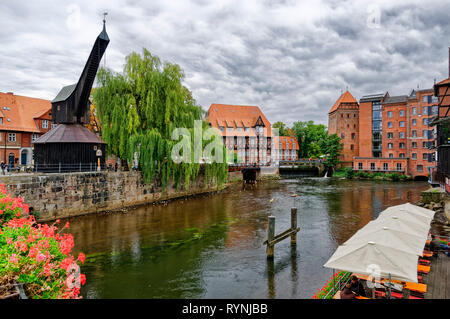 Lüneburg: Porto Vecchio con gru Storico, Fiume Ilmenau, Bassa Sassonia, Germania Foto Stock