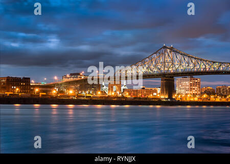 Jacques Cartier Bridge illuminazione in Montreal, riflesso nell'acqua. Montreal del 375 anniversario. luminoso interattivo coloratissimo Jacques Cartier Brid Foto Stock
