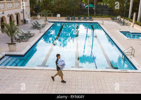 Miami Florida, Coral Gables, Deering Bay Yacht & Country Club, piscina, riflessione, sedie a sdraio, uomo ispanico uomini maschio, lavoratori dipendenti lavoratori worki Foto Stock