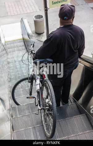Miami Florida, Government Center, stazione di Metromover, scala mobile, uomo nero maschio, bicicletta, bicicletta, equitazione, bicicletta, rider, discesa, FL090208034 Foto Stock