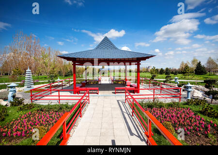 Giardino giapponese con pagoda rossa e blu del cielo in dendra parco del primo presidente ad Almaty in Kazakistan Foto Stock