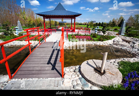 Giardino giapponese con pagoda rossa e blu del cielo in dendra parco del primo presidente ad Almaty in Kazakistan Foto Stock