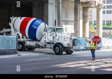 Miami Florida,Downtown,betoniera,camion di cemento,sotto costruzione cantiere costruttore,costruzione,lavoratore,lavoratori,stop sign,traffico diretto,FL090 Foto Stock