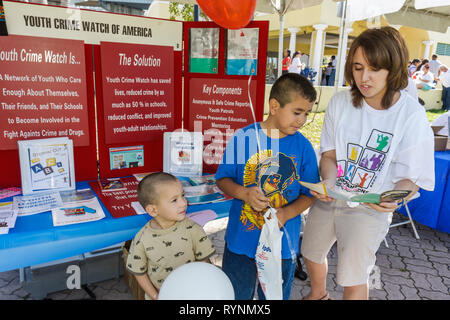 Miami Florida,Little Havana,Jose Marti Park,United Hearts Family Festival,festival fiera,comunità ispanica ragazze etniche,femmina capretto bambini CH Foto Stock