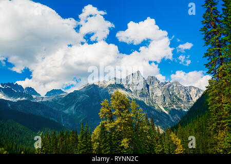 Soffici nuvole sopra Montagne Rocciose Canadesi Foto Stock