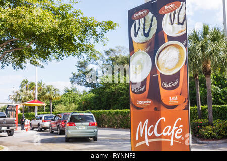 Florida, Palm Beach County, Boynton Beach, McDonald's, hamburger, catena, fast food, ristoranti, ristoranti, ristoranti, ristoranti, caffè, drive thru, auto, con Foto Stock