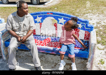 Florida Saint St. Lucie County, Fort ft. Pierce,panca parco,aquila calva,mosaico a tema,calcestruzzo,piastrella,Black Blacks African Africans etnic minorità,adult ad Foto Stock