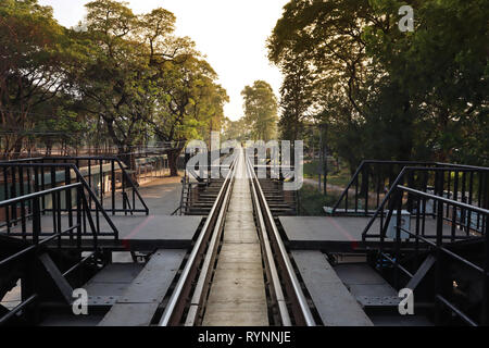 Kanchanaburi,Thailandia ,Jan 23,2019, prendere foto ferrovia sul lato del ponte sul fiume Kwai ,storico ponte in acciaio di II Guerra Mondiale,con la sera li Foto Stock
