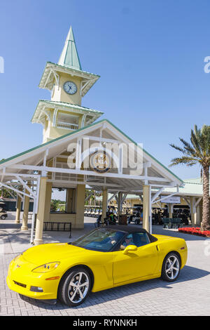 Port St. Lucie Florida, PGA Villageal Golfers' Association, PGA Golf Club, club, torre dell'orologio, golf cart, borsa con parcheggiatore, giallo, Foto Stock