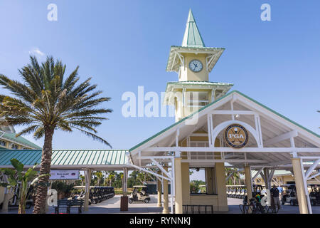 Port St. Lucie Florida, PGA Villageal Golfers' Association, PGA Golf Club, club, torre dell'orologio, golf cart, borsa con parcheggiatore, FL09021 Foto Stock