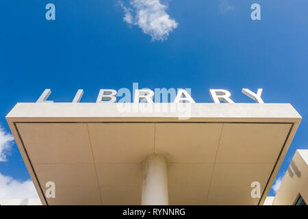 Miami Beach Florida, Biblioteca pubblica, cartello, esterno, ingresso, metallo, lettere, ingresso, facciata, portico dell'edificio, cielo, design, FL090222009 Foto Stock