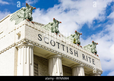 Miami, Florida, Scottish Rite Masonic Building, Art Deco, 1924. Kiehnel & Elliott, architetti, facciata d'ingresso, portico, colonne, statue arroccate di aquila, gargoile Foto Stock