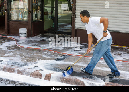 Miami Florida,Flagler Street,Downtown,store,negozi,aziende,quartiere,uomo ispanico maschio,lavoratore,lavoratori,lavoro,lavoro,dipendenti lavoratori dipendenti personale Foto Stock