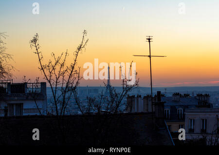 Tramonto a Parigi, in vista dei tetti delle case e la Torre Eiffel. Vista dalla Basilica Sacre Coeur. Foto Stock