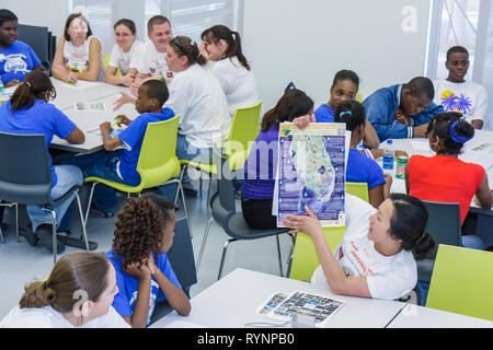 Miami Florida,Little Haiti,Cultural Complex Center,MLK Day of Service,EPA Day,volontari volontari volontari volontari lavoratori del lavoro,lavorare insieme h Foto Stock