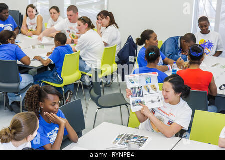 Miami Florida,Little Haiti,Cultural Complex Center,MLK Day of Service,EPA Day,volontari volontari volontari volontari lavoratori del lavoro,lavorare insieme h Foto Stock