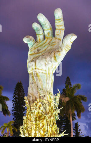 Miami Beach Florida,Olocausto Memorial,Ebrei,Ebraici,scultura,ricordare,onore,Kenneth,scultore,mano,mani,raggiungere verso il cielo,vittime,memorializzare,genoci Foto Stock