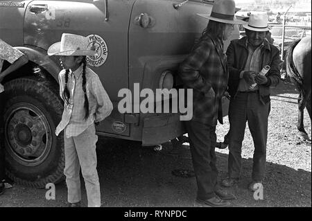 Nativi americani teen con lunghi pigtail capelli stile e due uomini anziani Pendleton Rodeo Oregon USA. 1960s. 1969 HOMER SYKES Foto Stock