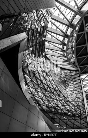 Architettura futuristica interno con grazioso curve in monocromatico MOCAPE museum di Shenzhen, Cina Foto Stock