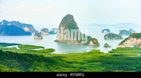 Vista mozzafiato sulla splendida Baia di Phang Nga con la pura pietre calcaree carsiche che si aggettano verticalmente al di fuori del mare verde smeraldo dell'acqua, della Thailandia. Foto Stock