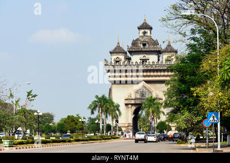 Splendida vista della bellissima Patuxai con traffico giornaliero per le strade di Vientiane, Laos. Patuxai è un monumento di guerra nel centro di Vientiane. Foto Stock