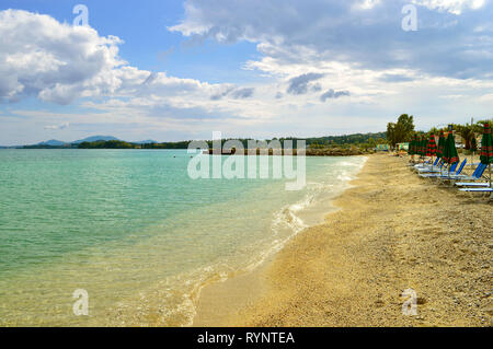 Sedie a sdraio sulla spiaggia di Ipsos a Corfu un'isola greca nel Mar Ionio Foto Stock